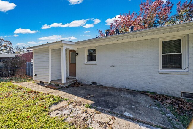Building Photo - Newly renovated, adorable 3-bedroom, 1-bat...