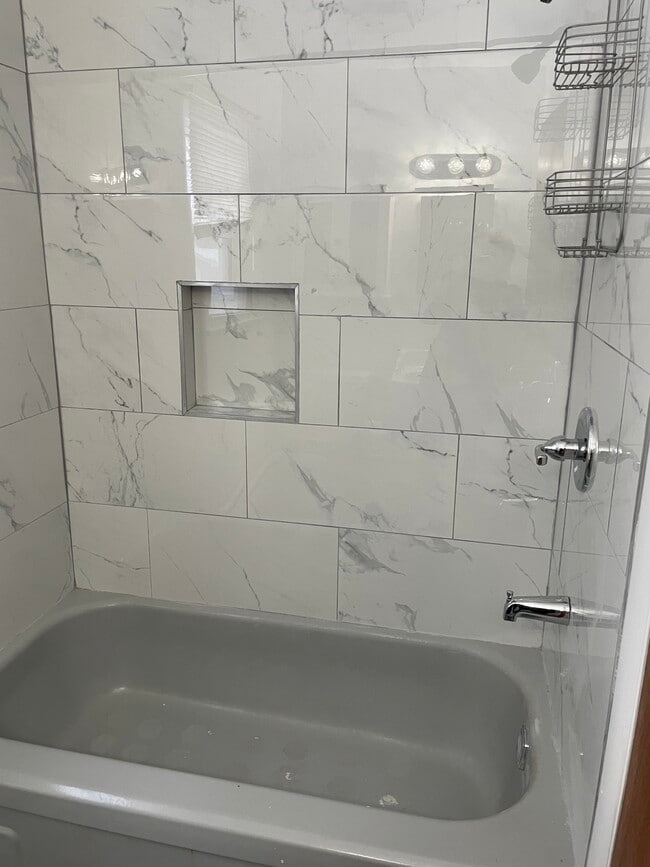 Building Photo - 117 Briarwood Dr