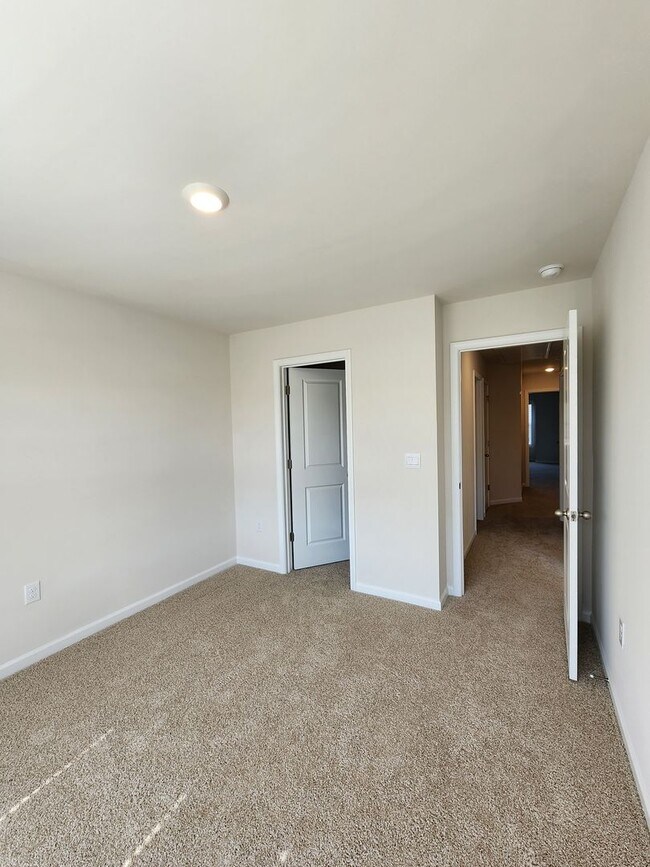 Building Photo - **6 Month Lease** Hendersonville Rental!