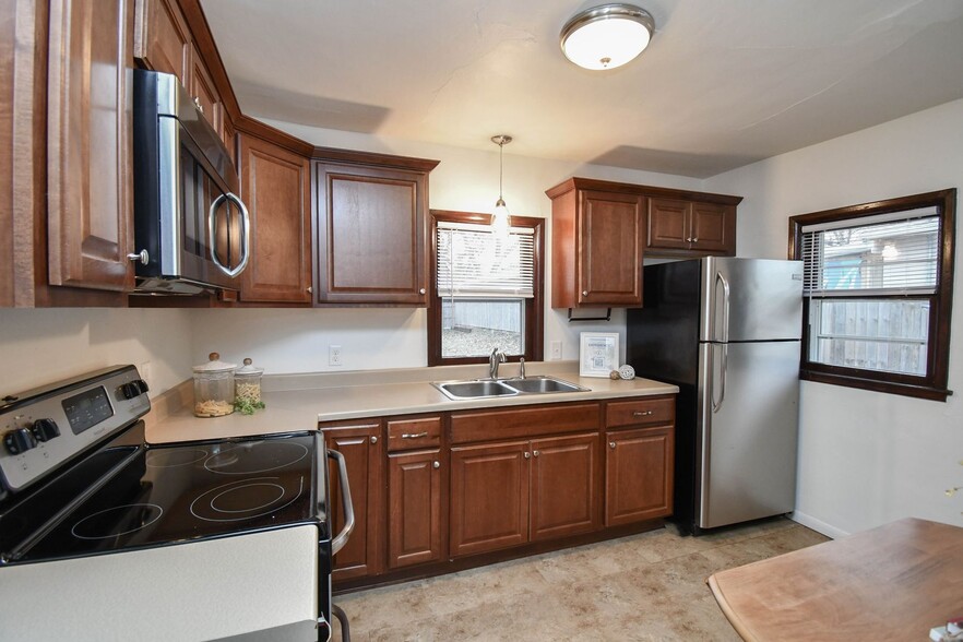 Building Photo - 306 S Chicago Ave