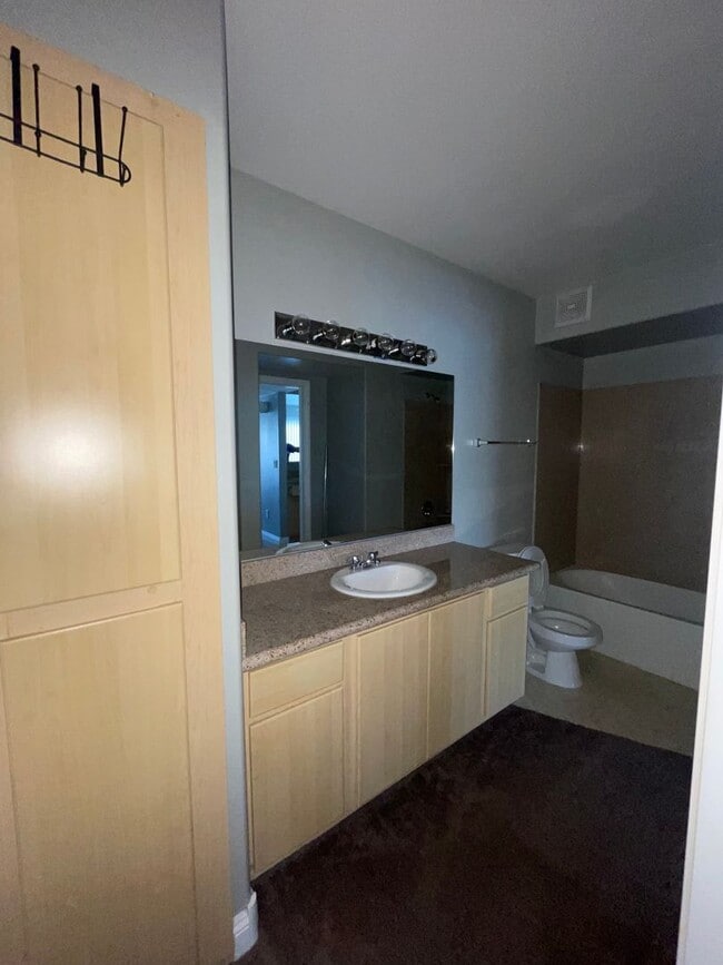 Building Photo - Cozy Condo