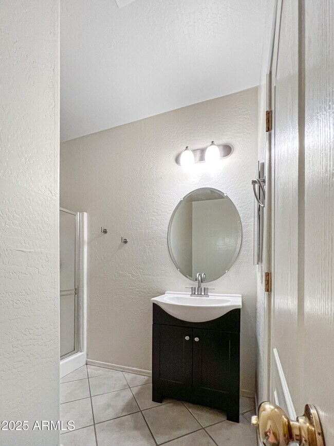 Building Photo - 1015 S Val Vista Dr