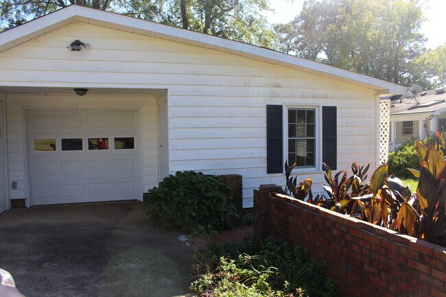 Building Photo - 3 Bed/2 Bath Home Right Next to Walker Golf Course!