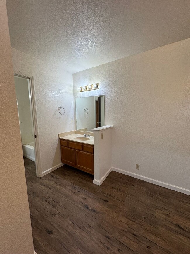 Building Photo - 3230