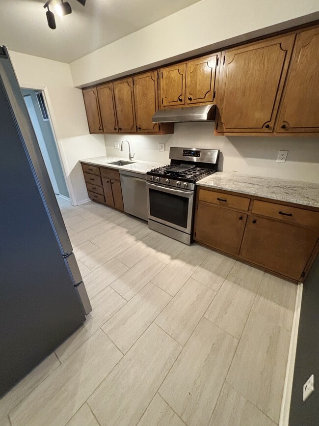 Building Photo - 5107 Cliffhaven Dr