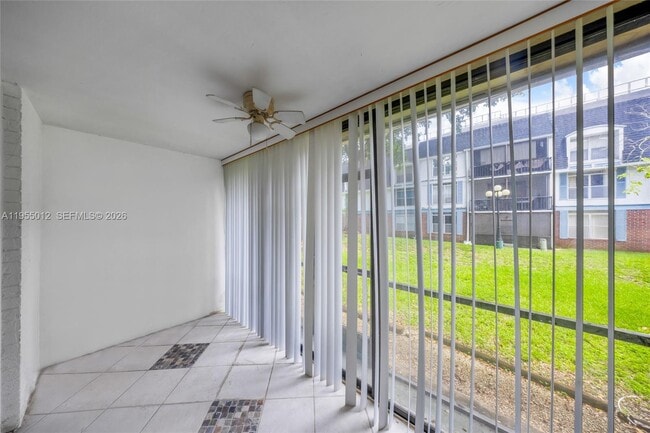 Building Photo - 3650 Inverrary Dr