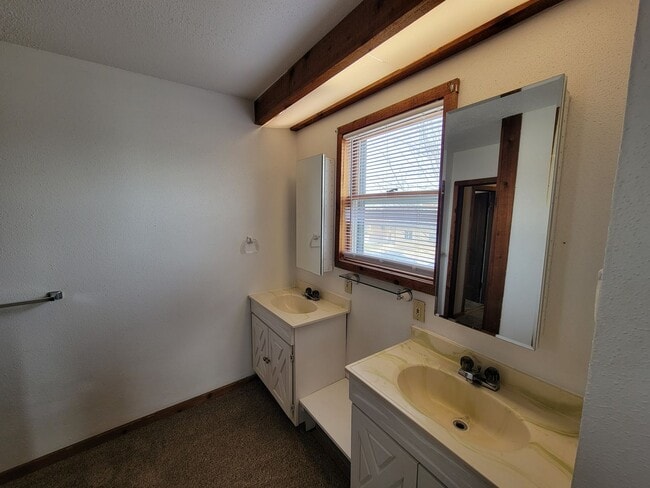 Building Photo - 321 W 5th St