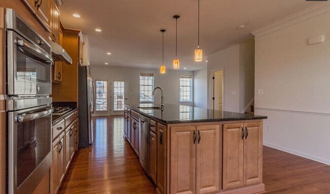 Building Photo - Stunning 3 Level, 3 Bed 3.5 Bath Townhome ...