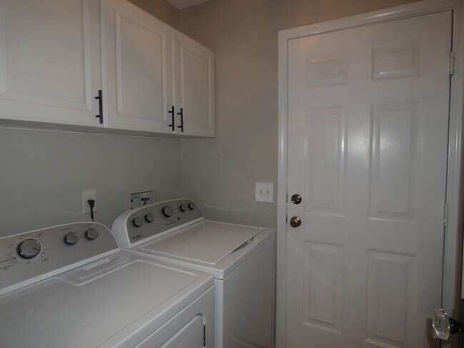 Building Photo - Charming Brick Home - Stonebrook