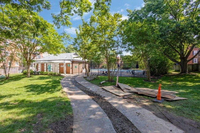 Building Photo - Fairlington 2 BR Condo for Rent!