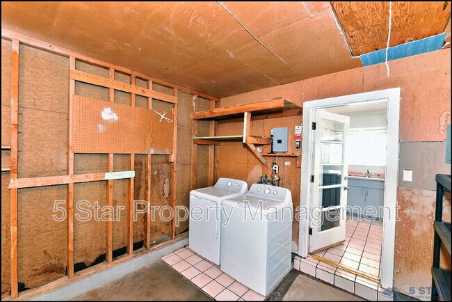 Building Photo - 5613 Creston Ave