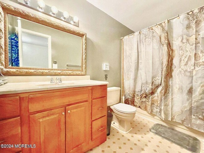 Building Photo - 562 Clubhouse Dr