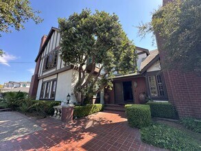 Building Photo - SPACIOUS MANSION WITH 2 PRIVATE ROOMS *FOR...