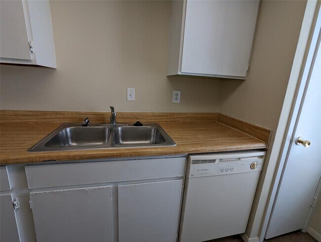 Building Photo - 7431 Holly Hill Dr