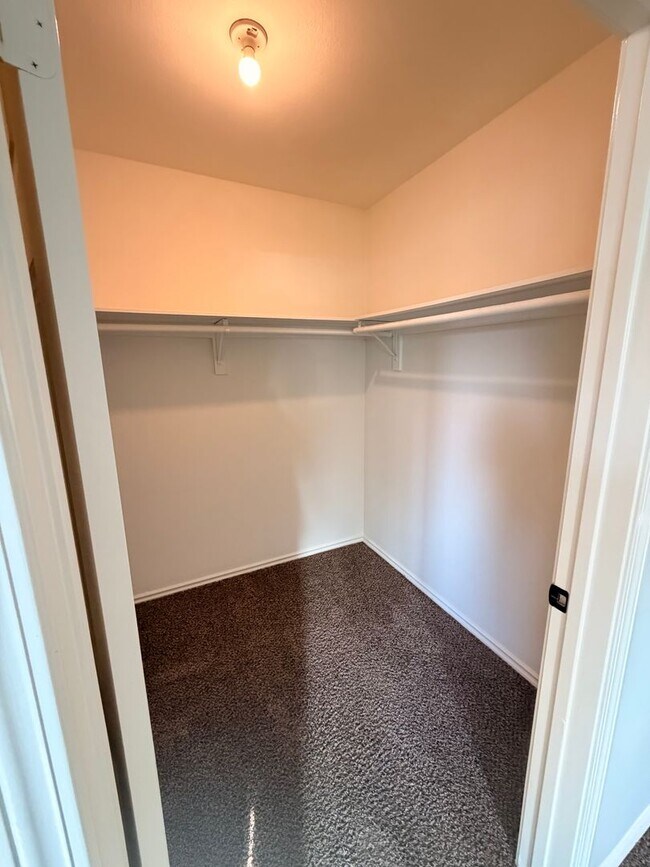 Building Photo - Spacious 3 bedroom w/ attached 2 Car Garage For Rent!