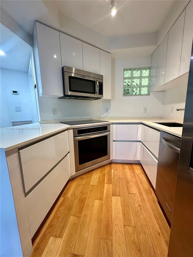Building Photo - 9156 Collins Ave