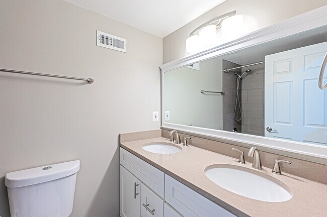 Building Photo - 9705 Locust Hill Dr