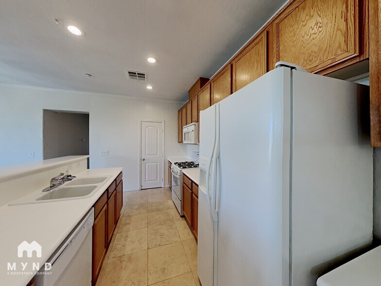 Building Photo - 495 Westminster Hall Ave