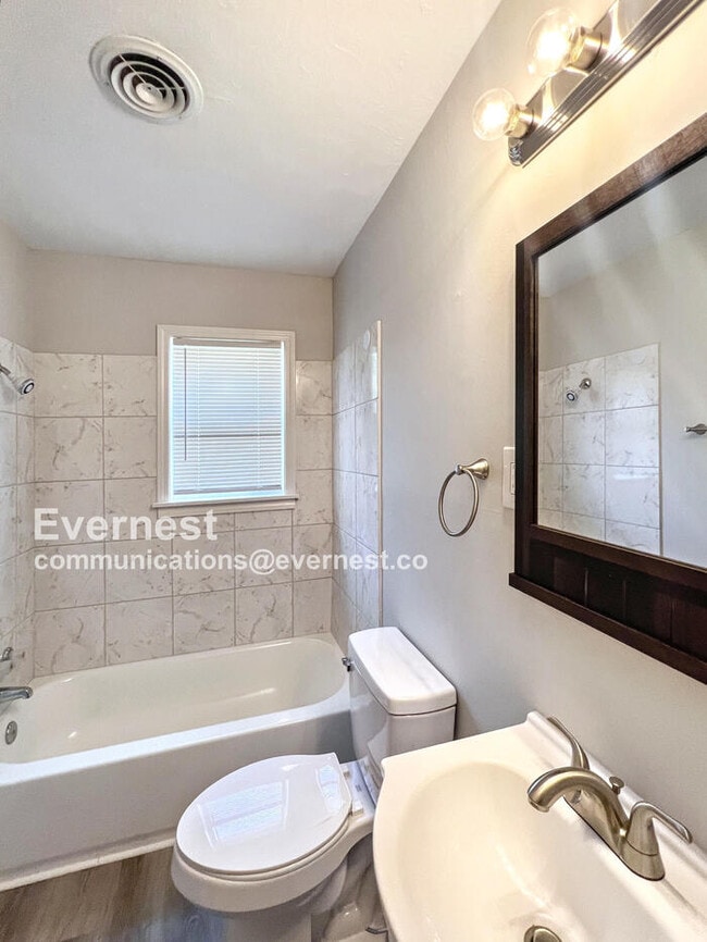 Building Photo - 1202 Town and Country Dr