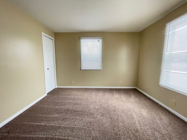 Building Photo - Cozy 2 Bedroom Home! Washer & Dryer Hookups! Large Deck! Spacious Yard!