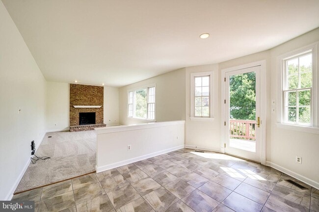 Building Photo - 6207 Woodland Lake Dr