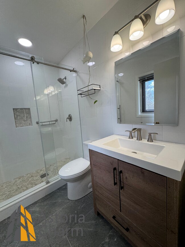 Building Photo - Spacious 5 Bedroom 3 Bath + Den Single Family Detached Home