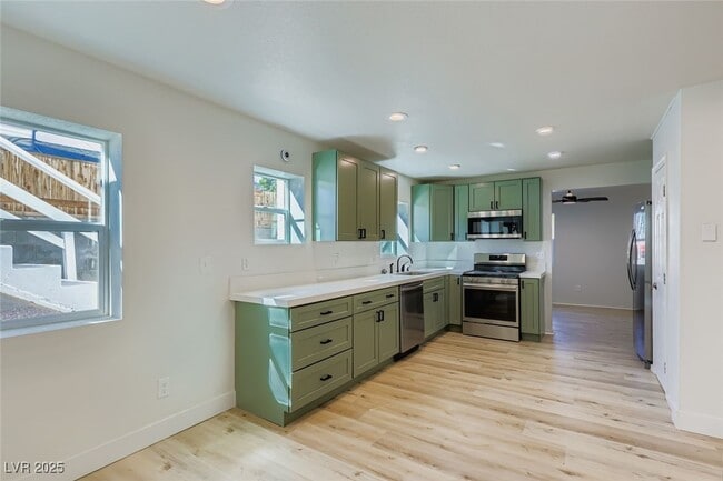Building Photo - 663 D