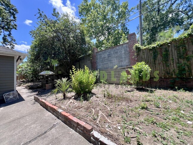 Building Photo - 2417B Clark Street