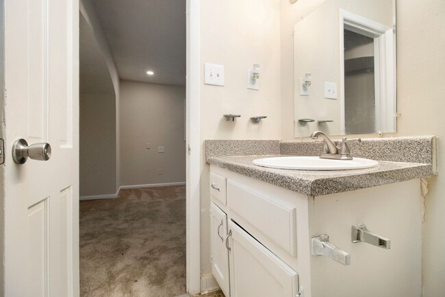 Building Photo - 3 Bedroom 2 Bath House