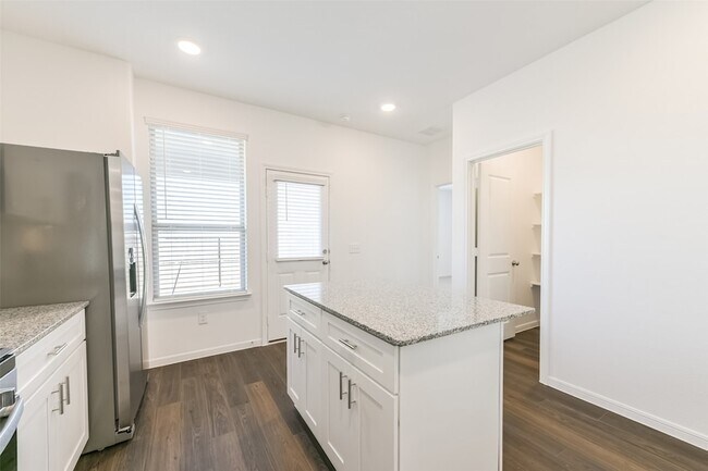 Building Photo - 14483 Cedar Ledge Ln