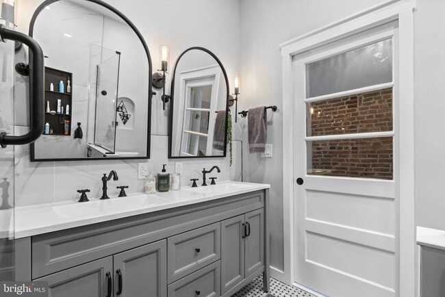 Building Photo - 526 E Thompson St