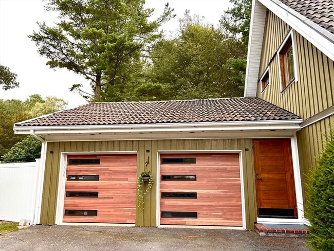 Building Photo - 2 Pat Dr