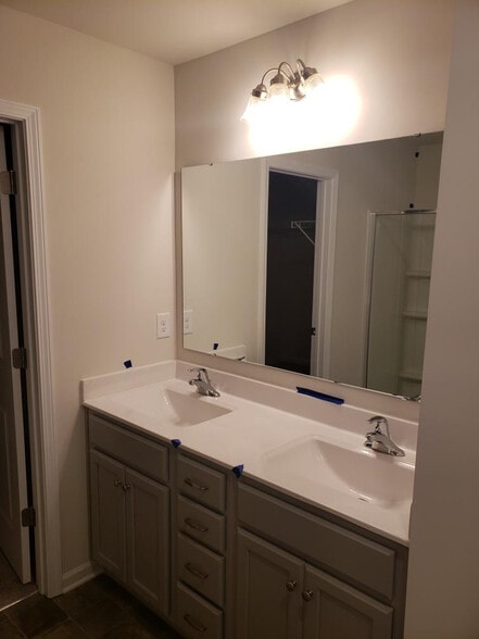 Building Photo - Room in House on Maylen Trace