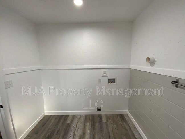 Building Photo - 217 Reed Ave N