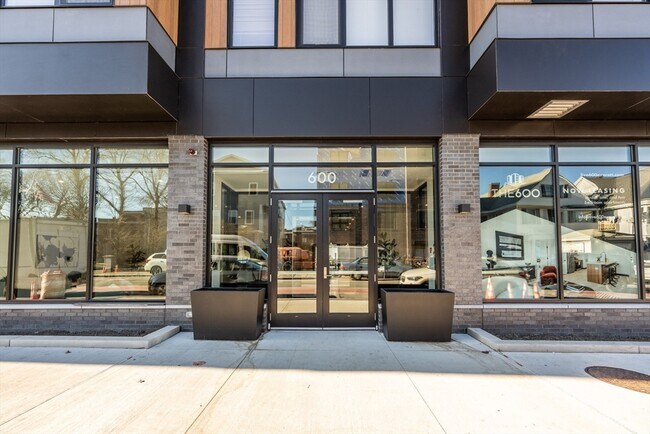 Building Photo - 600 Broadway