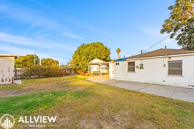 Building Photo - Beautifully Updated 1 Bed/1 Bath Single-Fa...