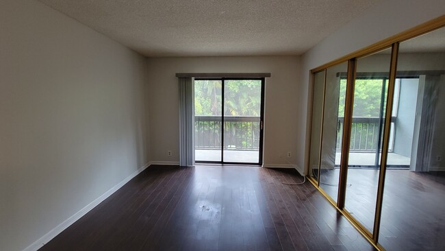 Building Photo - West Palm Beach 1 bedroom 1.5 bath Apartment.