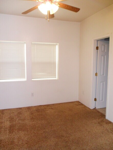 Building Photo - 1327 N Park Ave