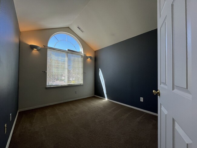 Building Photo - Spacious 3 Bedroom Home with Open Layout, Vaulted Bedrooms & Trail Access