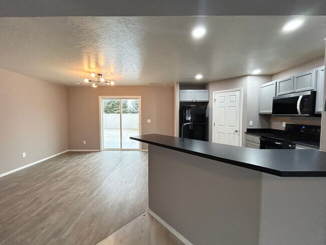 Building Photo - Modern Layout, Private Backyard, Prime Location |3 bed 2.5 bath Home in Nampa