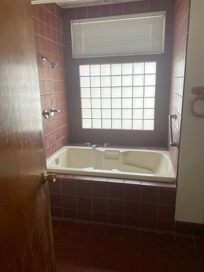 Building Photo - 1040 NE Alfred Ln