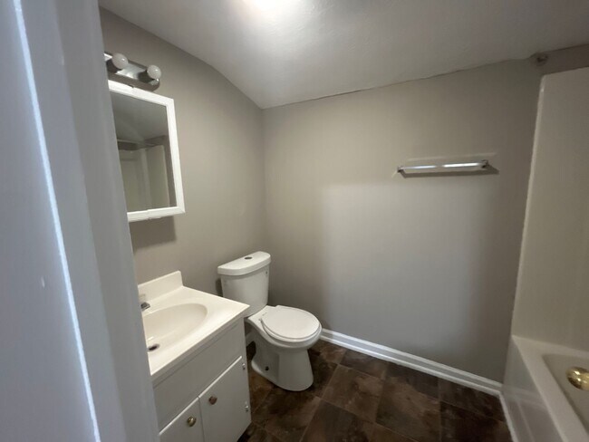 Building Photo - 2 bed 2 bath house