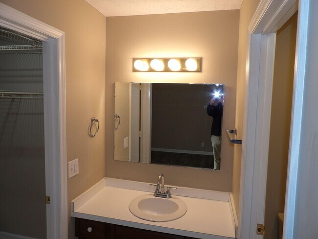 Building Photo - 176 Landings Dr