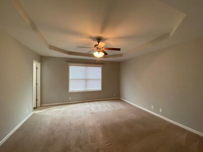 Building Photo - 3 Bedroom / 3 Bathroom / End Unit Townhome...