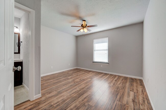 Building Photo - 812 Peregrine Dr