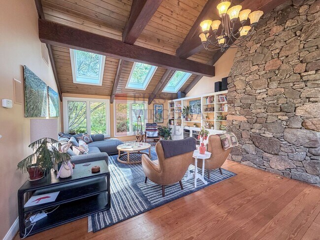 Building Photo - Furnished 4Bedroom/3.5 Bath Home in Ivy