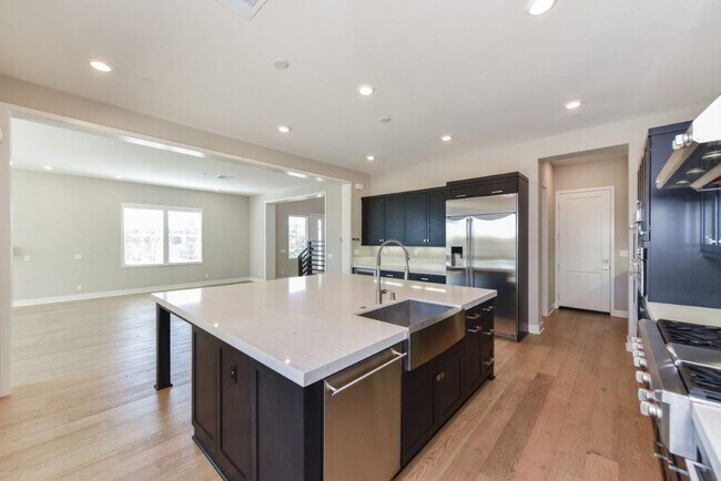 Building Photo - 4bd/4.5ba Single Family House w/ VIEW Gate...