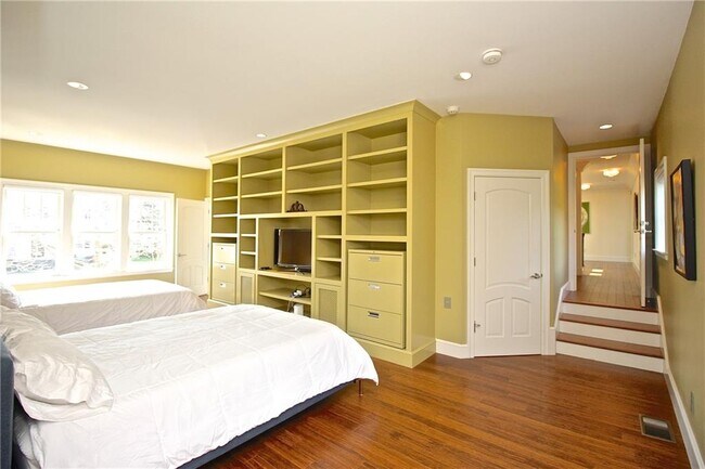 Building Photo - 203 Coggeshall Ave