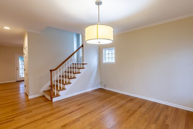 Building Photo - Single Family Home Minutes to DTWN/UVA Area