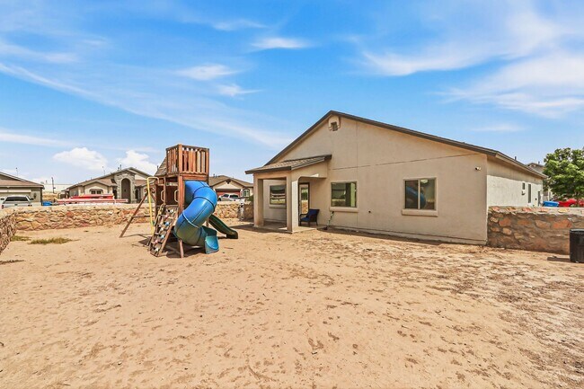 Building Photo - BEAUTIFUL FAR EAST HOME RIGHT OFF I-10, PET FRIENDLY WITH NO BREED RESTRICTIONS